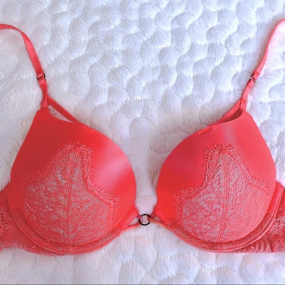 Victoria Secret Bombshell Lace Plunge Push Up Bra